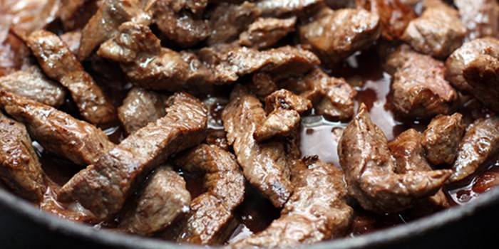 Fatias de carne assada em uma panela
