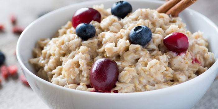 Avena con bayas en un plato