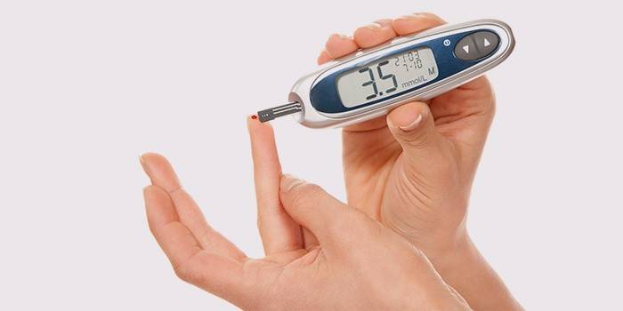 Dievča s glukometer