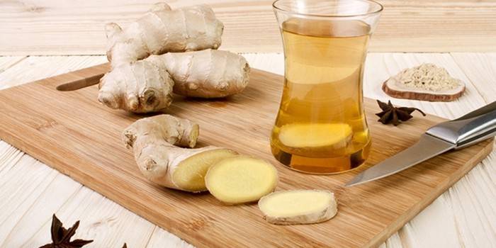 Ginger root a zázvorová tinktúra v pohári