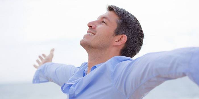 Homem feliz abriu os braços para os lados