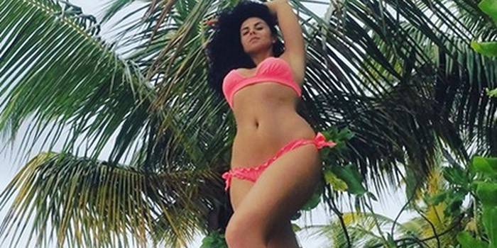 Nastya Kamensky em fato de banho