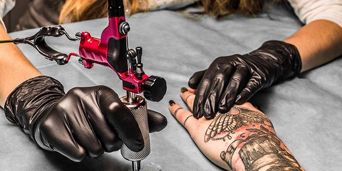 Tattoo majster v práci