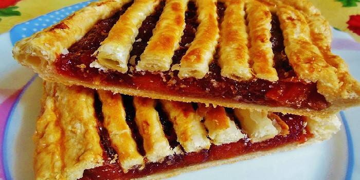 Rebanadas de pastel de bayas hechas de hojaldre