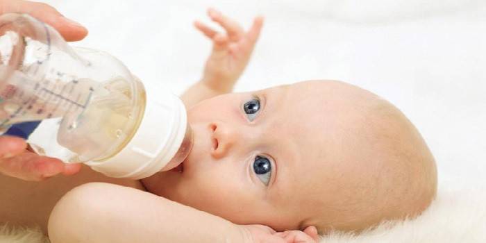 Um bebê recebe uma garrafa de água