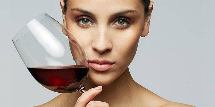 Mujer con una copa de vino