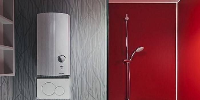 Calentador de agua eléctrico instantáneo AEG DDLT 24 PinControl en la pared del baño