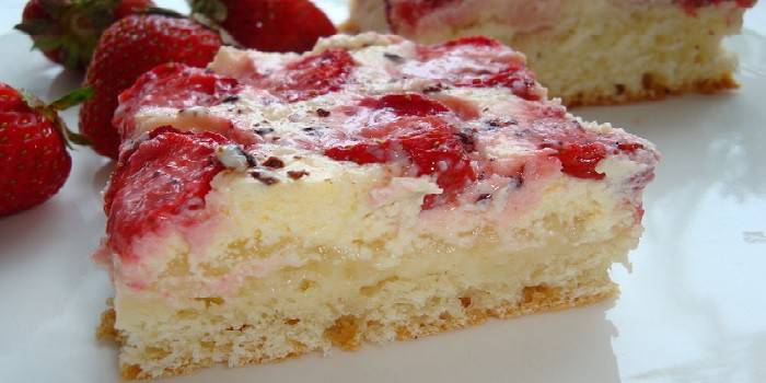 Pastel con relleno de fresas y crema agria