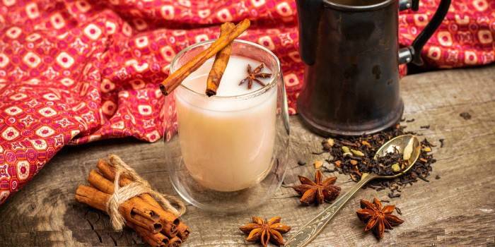 Masala en un vaso y especias