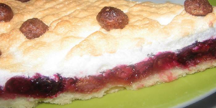 Pastel con bayas ralladas