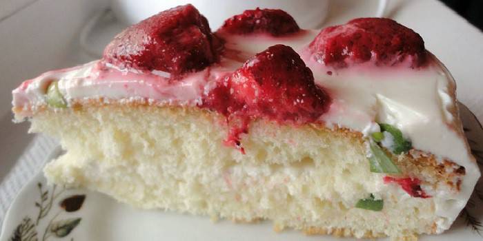 Bizcocho con crema cuajada y fresas