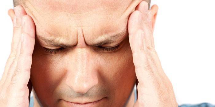 Un hombre tiene dolor de cabeza