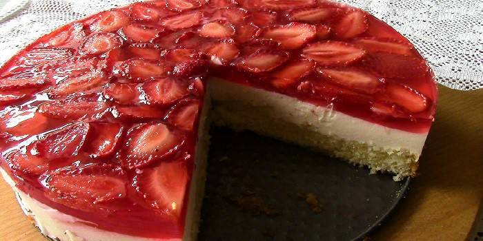 Bizcocho con relleno de mousse y fresas en gelatina