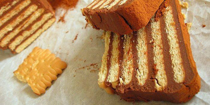 Bolo de bolacha e creme de chocolate