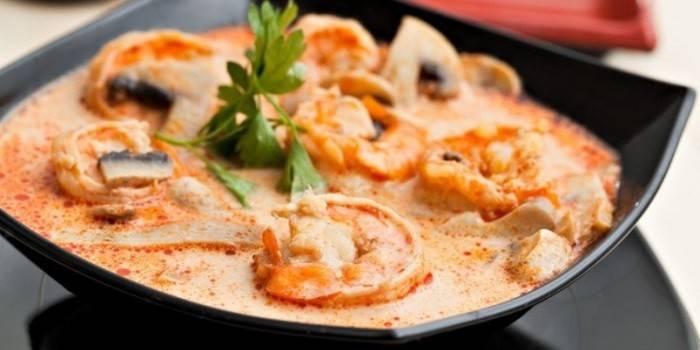 Tom yum polievka s hubami a krevetami v tanieri