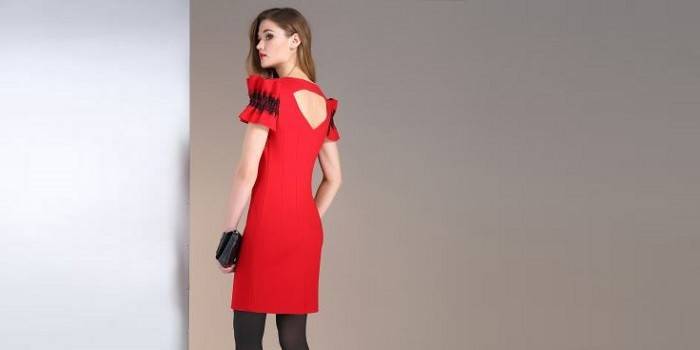 Chica con un vestido de cóctel rojo