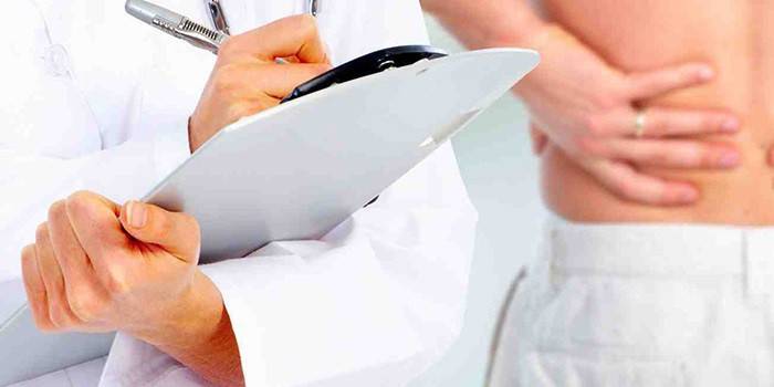 El médico completa un historial médico.
