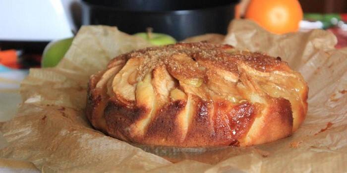 Torta de maçã exuberante do forno