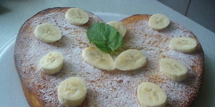 Sponge Cake zdobený banánmi
