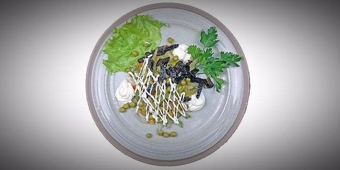 Salada de Praga com cogumelos e ervilhas verdes
