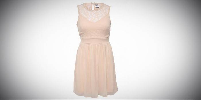 Vestido rosa con decoración de encaje.