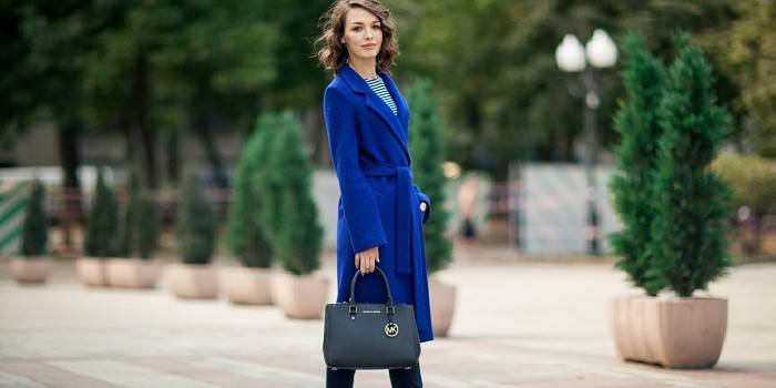 Abrigo cruzado envolvente azul