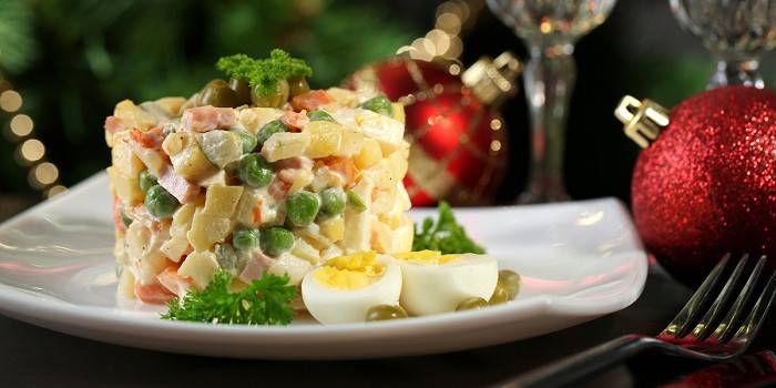 Salada Olivier em um prato