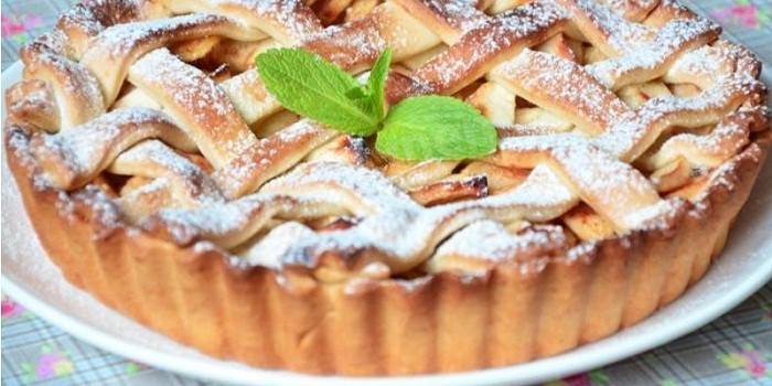 Torta de maçã com uma rede de massa