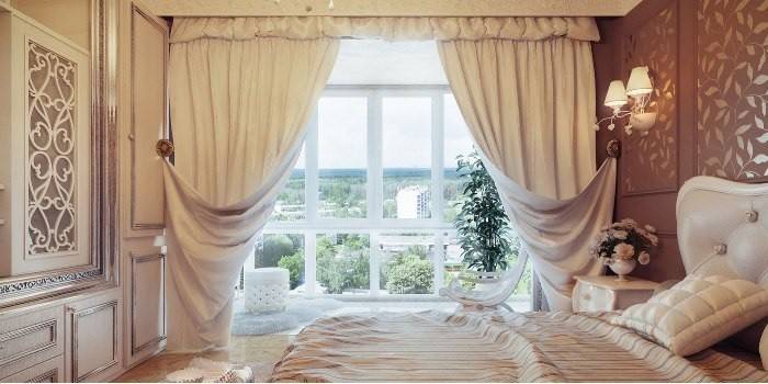 Cortinas beige apretadas en el dormitorio
