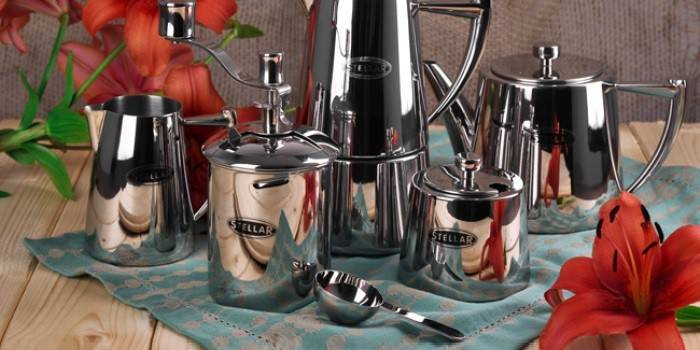 Moedor de café manual cromado e louça para café e chá