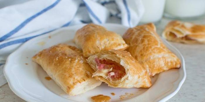 Puffs com salsicha e queijo
