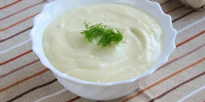 Kyslá smotana v hlbokom tanieri