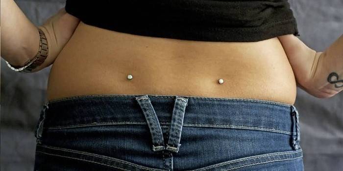 Piercing na parte inferior das costas