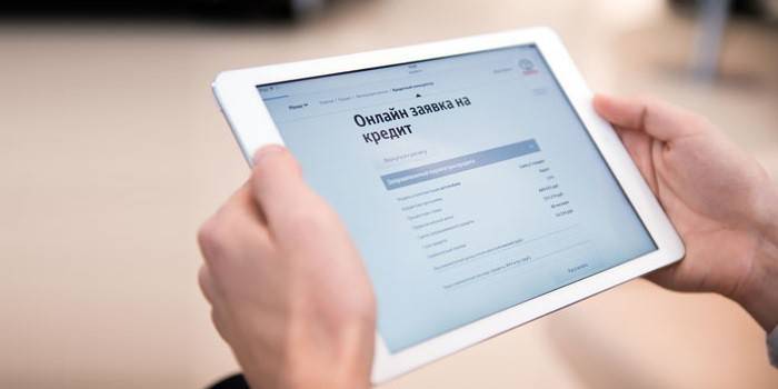Online žiadosť o pôžičku na tablete