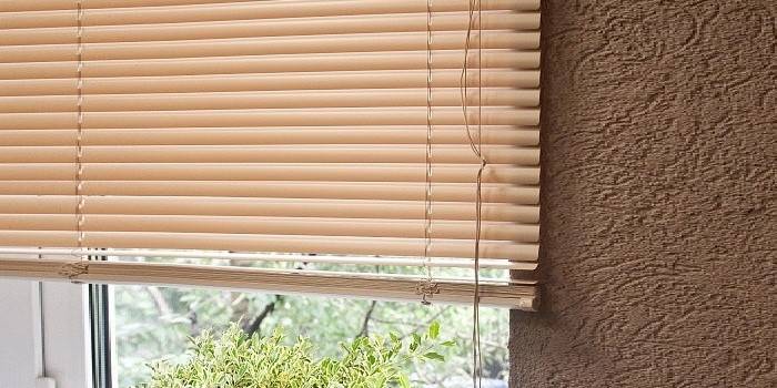 Persianas horizontales beige