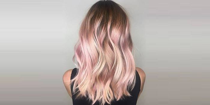 Cabello rosado gris