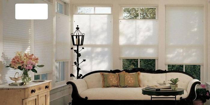 Cortinas plisadas en ventanas de plástico.