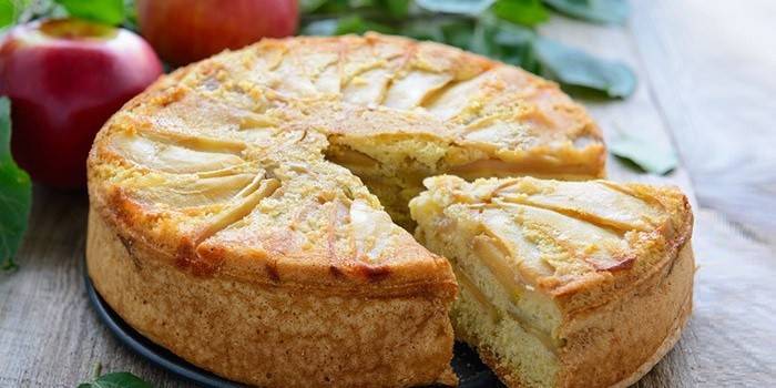 Torta de maçã exuberante feita de massa de leite