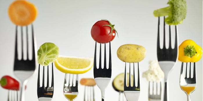 Tenedores con frutas y verduras.