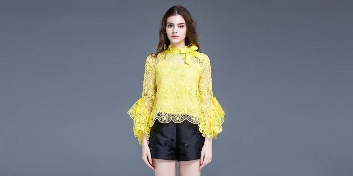 Blusa de renda com manga