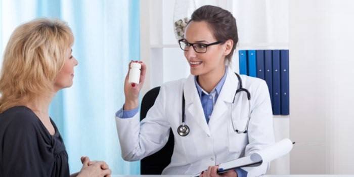 El médico recomienda vitaminas a la mujer.