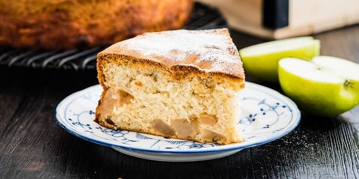 Uma fatia de torta de maçã exuberante em um prato