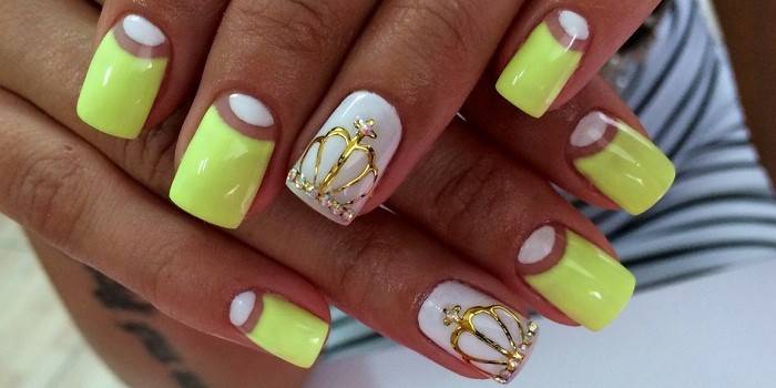 Luz manicure verde da lua com coroas