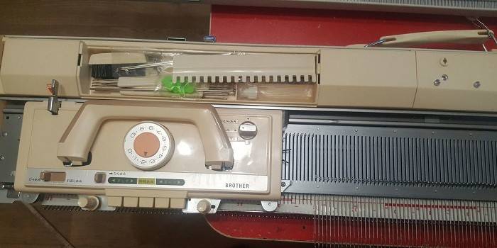 Máquina de tricotar cartão de dois andares