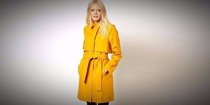 Abrigo amarillo hasta la rodilla con cinturón