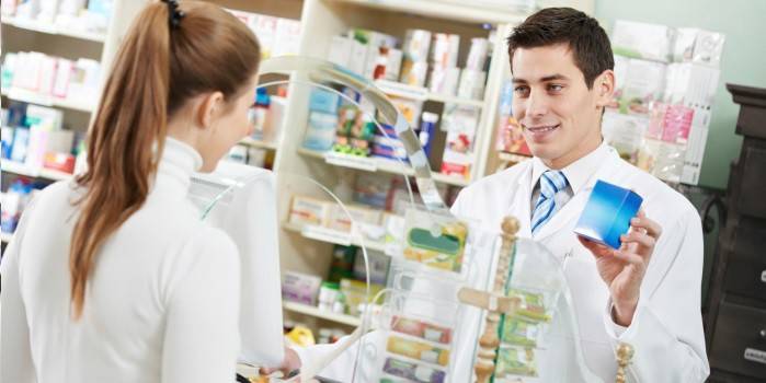 Comprando Nurofen em uma farmácia