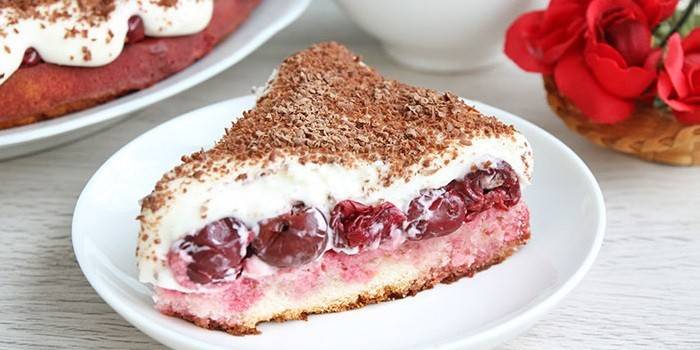 Ciasto kefirowe z wiśnią i śmietaną