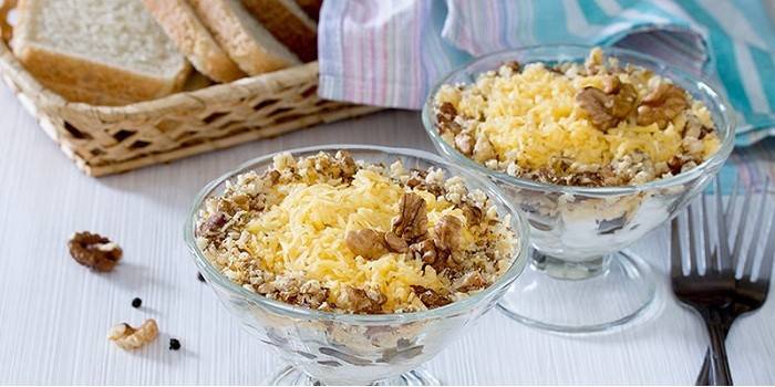 Salada em uma tigela com nozes