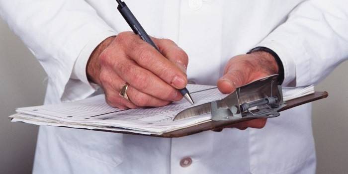 El médico completa un historial médico.