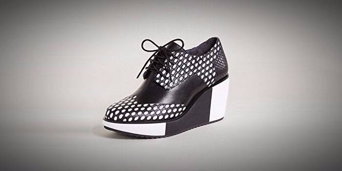 Sapatos de cunha preto e branco